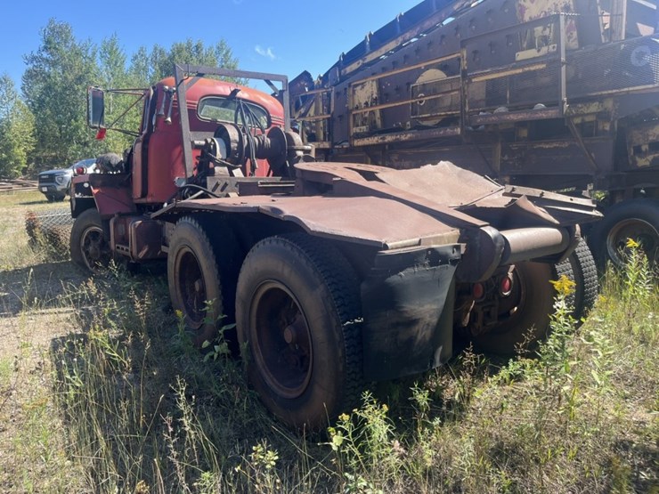 #1606-•-mack-diesel-day-cab-truck-tractor-image-3