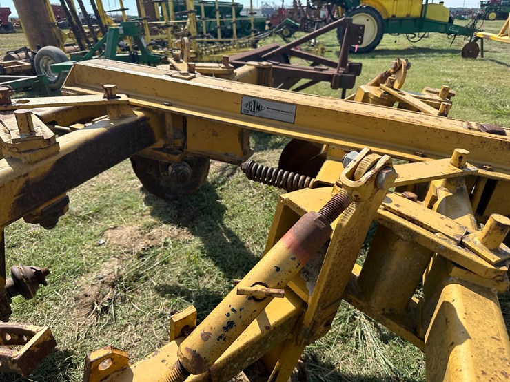 #32162-•-prime-1016-9"-tandem-levee-plow-image-16