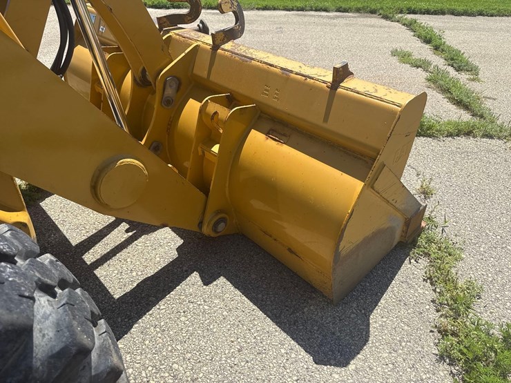 2020-caterpillar-416f2-image-11