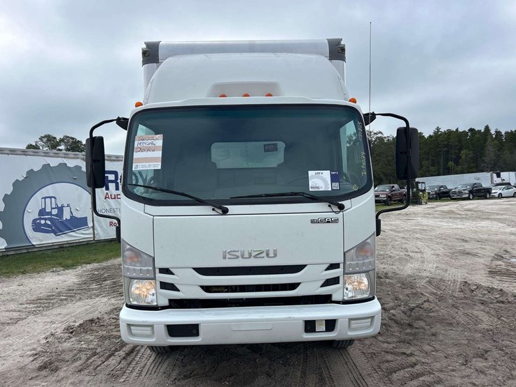 2022-isuzu-npr-image-23
