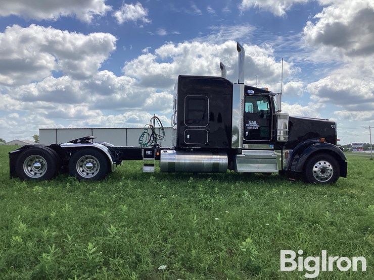 2024-kenworth-w900l-image-4