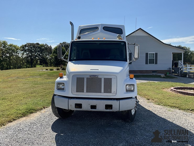 1998-freightliner-fl70-image-2