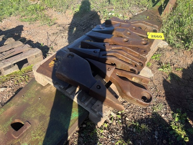 #2660-•-approx-145"-bucket-cutting-edge-image-1