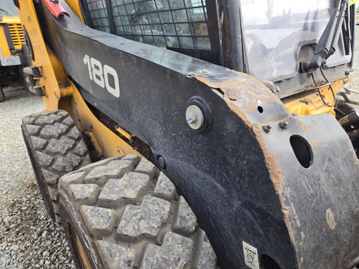 2010-jcb-180-image-17