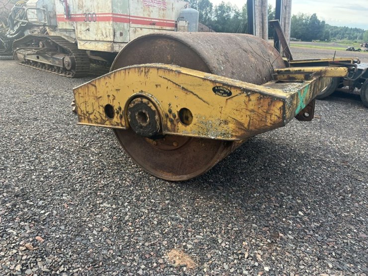 #1572-•-approx-66"x48“-bros-roller-compactor-image-4