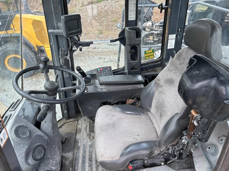 2014-deere-824k-image-65
