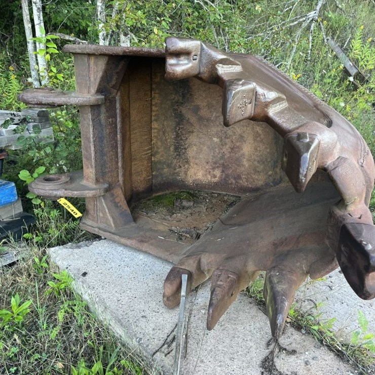 #2540 • Approx 42“ Excavator Stump Bucket