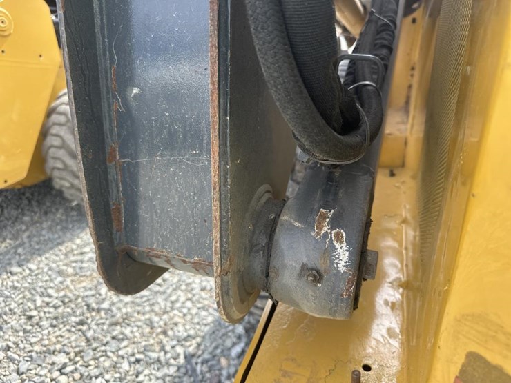 2014-deere-326e-image-24