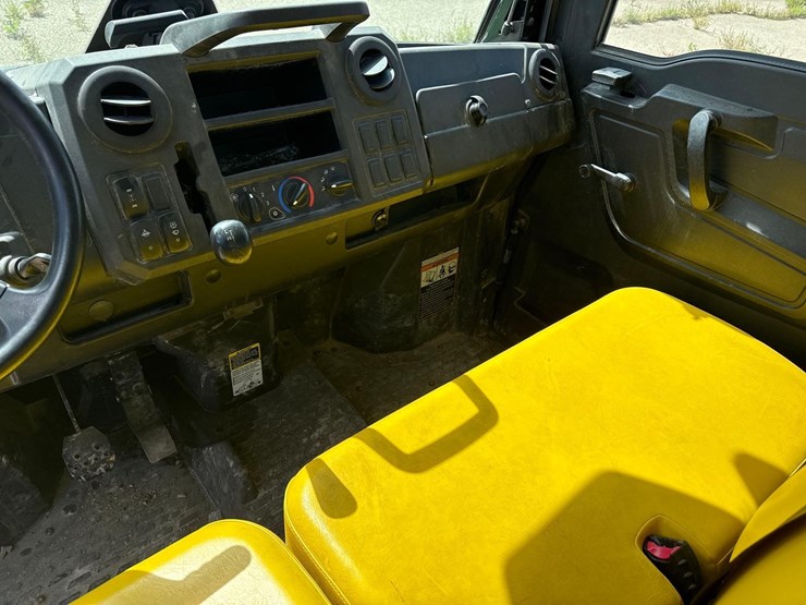 2021-john-deere-gator-image-10