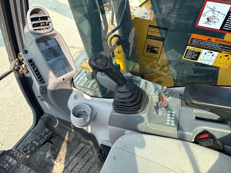 2022-deere-135g-image-25
