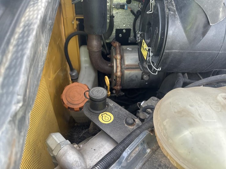 2014-deere-326e-image-45