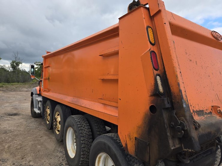2015-mack-granite-gu813-image-36