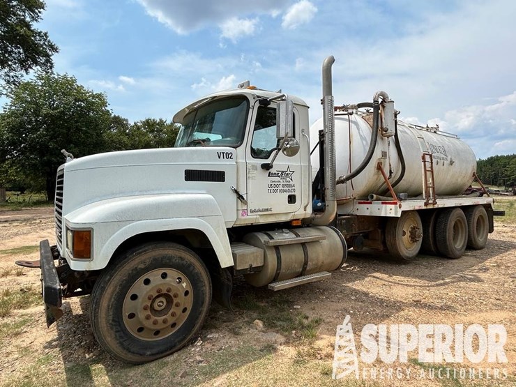 (x)-(1-20)-2010-mack-pinnacle-80-bbl-3-axle-vacuum...-image-1