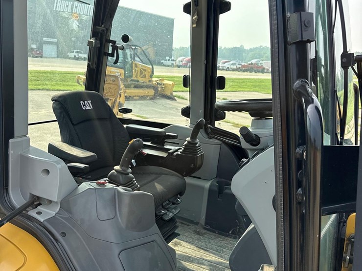 2019-caterpillar-440-image-16
