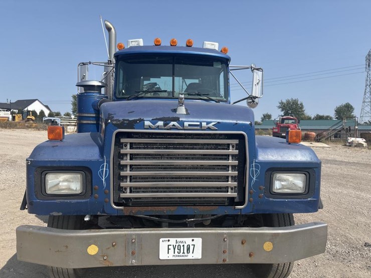 #1314-•-mack-day-cab-truck-tractor-image-6