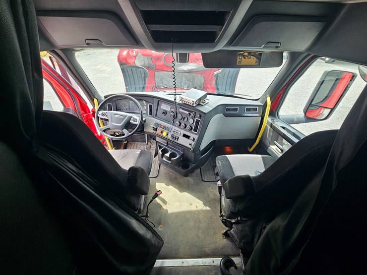 2019-freightliner-cascadia-126-image-76