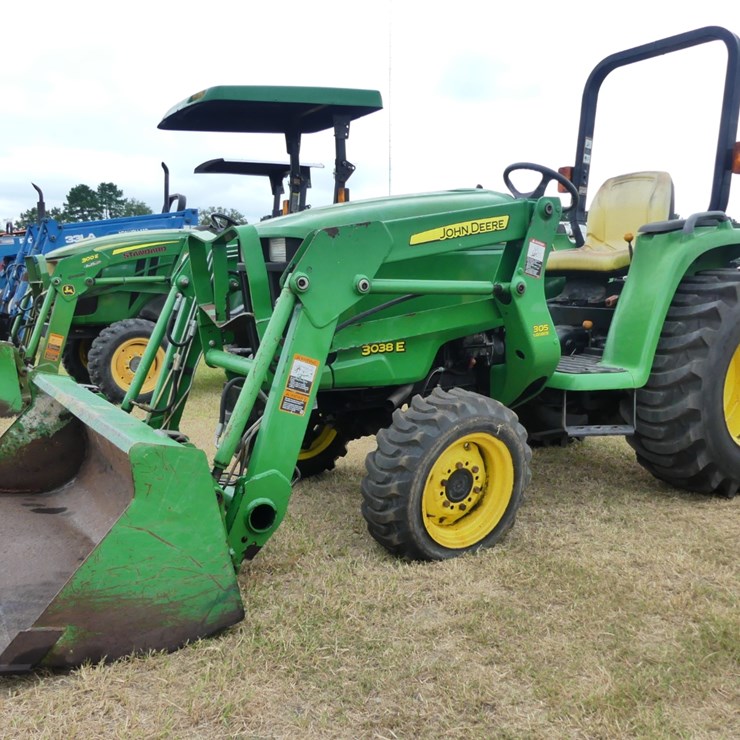 JOHN DEERE 3038E