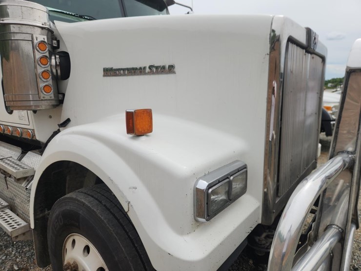 2019-western-star-4900sf-image-12