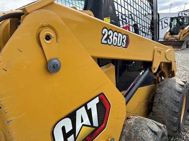 2021-caterpillar-236d3-image-24