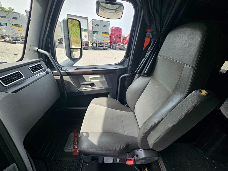 2018-freightliner-cascadia-126-image-56