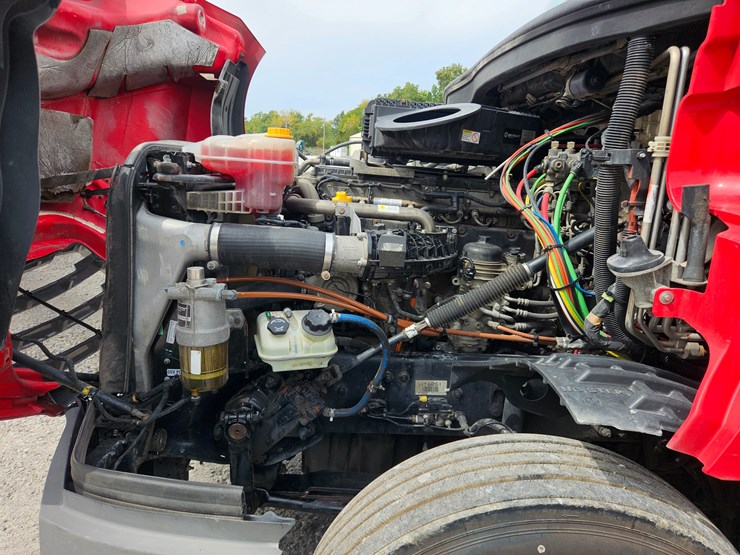 2019-freightliner-cascadia-126-image-30