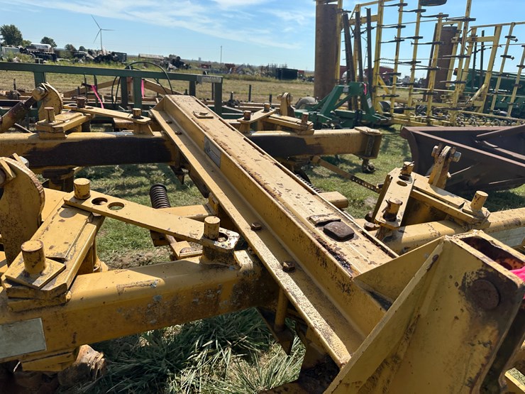 #32162-•-prime-1016-9"-tandem-levee-plow-image-13