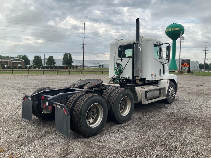 2000-freightliner-flc120-image-7