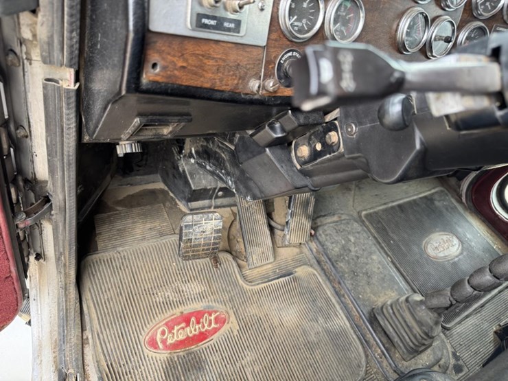 1995-peterbilt-359-image-55