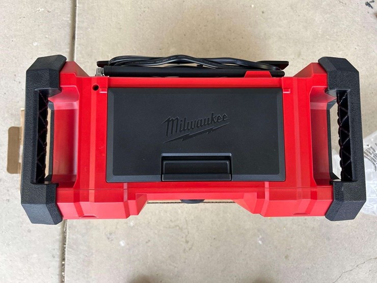 milwaukee-m18-jobsite-radio-image-3