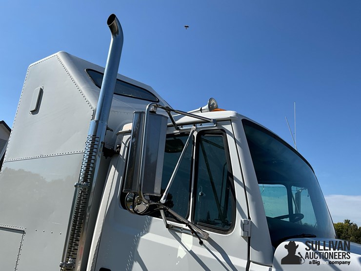 1998-freightliner-fl70-image-9