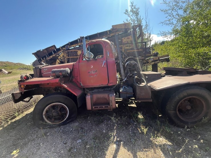 #1606-•-mack-diesel-day-cab-truck-tractor-image-2