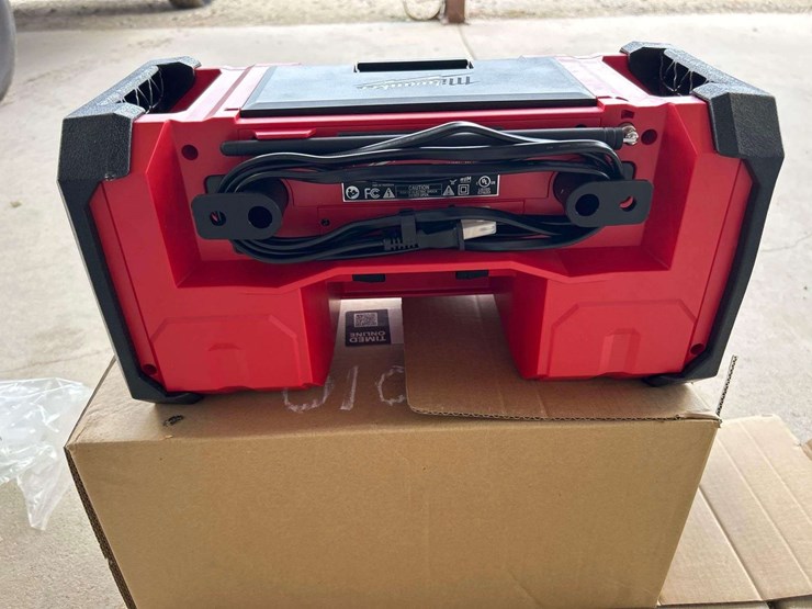 milwaukee-m18-jobsite-radio-image-2