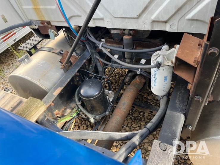 2005-caterpillar-10-image-27