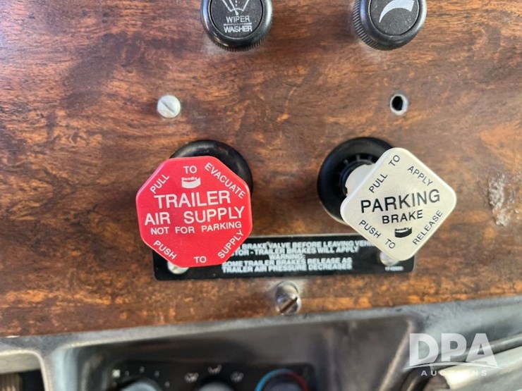 2000-peterbilt-385-image-53