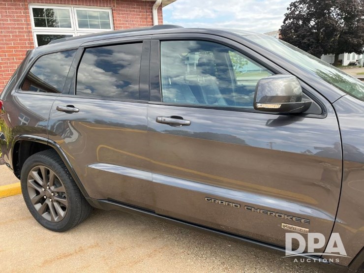 2016-jeep-grand-cherokee-image-24