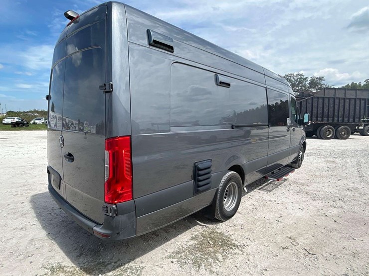 2022-mercedes-benz-sprinter-4500-image-4