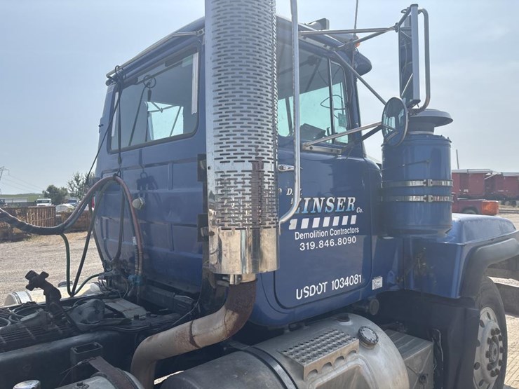 #1314-•-mack-day-cab-truck-tractor-image-10