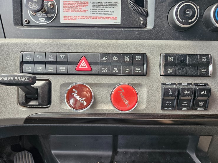 2018-freightliner-cascadia-126-image-63