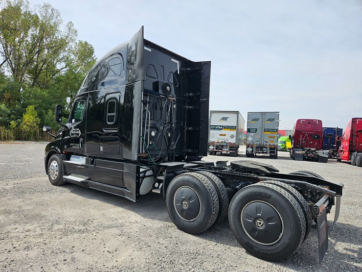2018-freightliner-cascadia-126-image-11