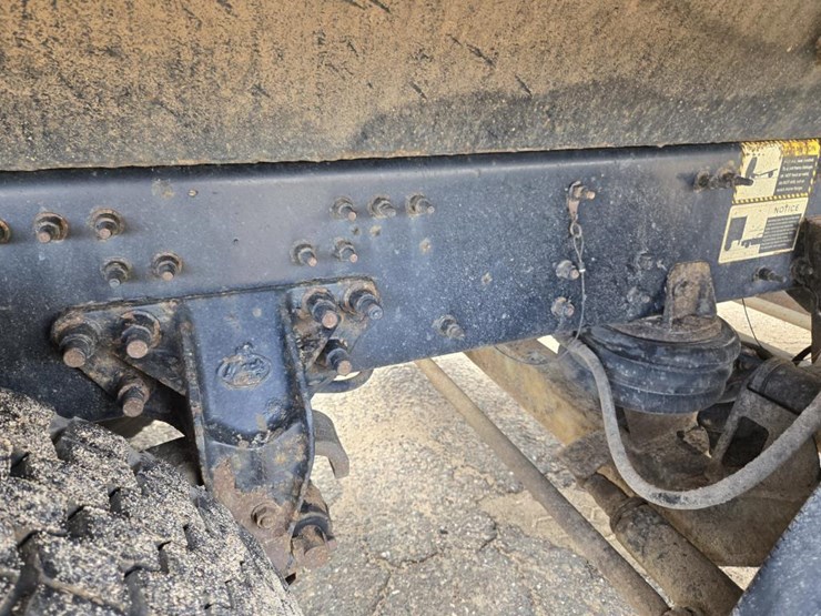 2015-mack-granite-gu813-image-51