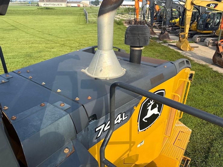 2019-deere-744l-image-20
