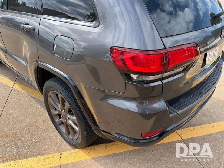 2016-jeep-grand-cherokee-image-33