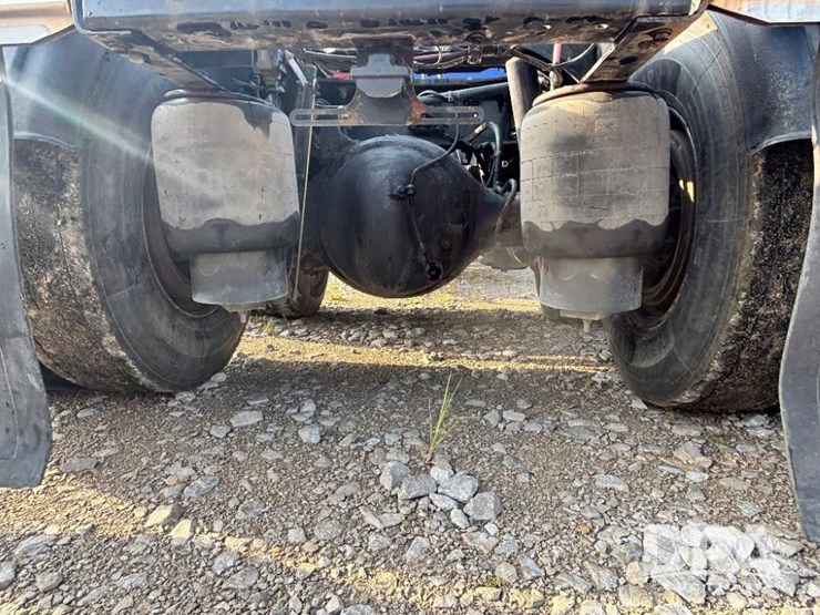 2019-peterbilt-567-image-38