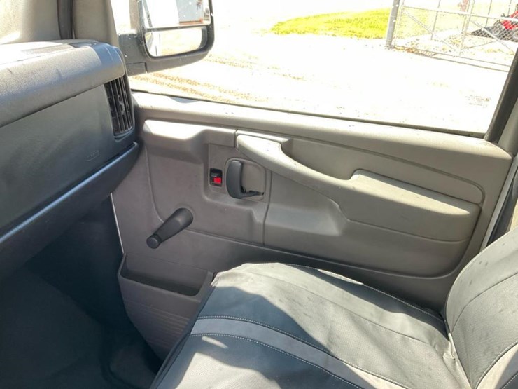 2013-chevrolet-express-g2500-image-60