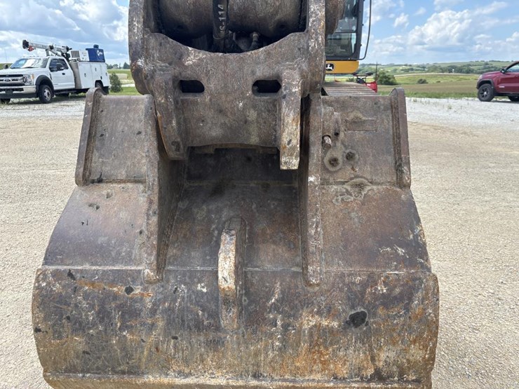 2014-deere-380g-lc-image-57