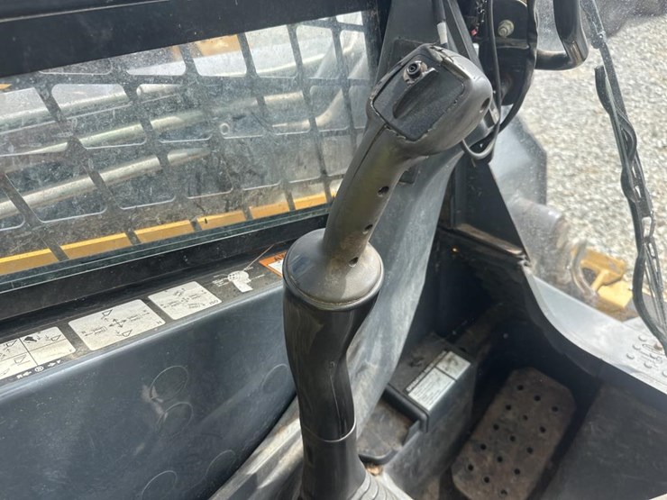 2014-deere-326e-image-37