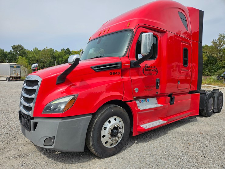 2019-freightliner-cascadia-126-image-2