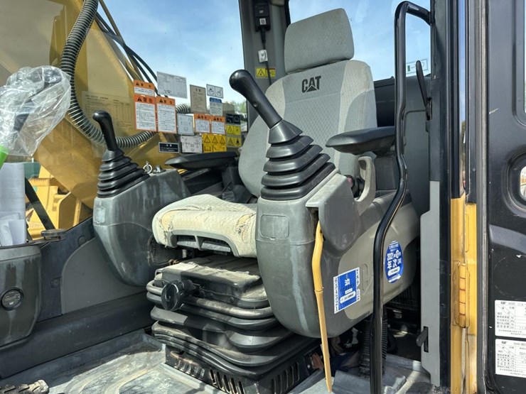 2011-caterpillar-320d-image-42