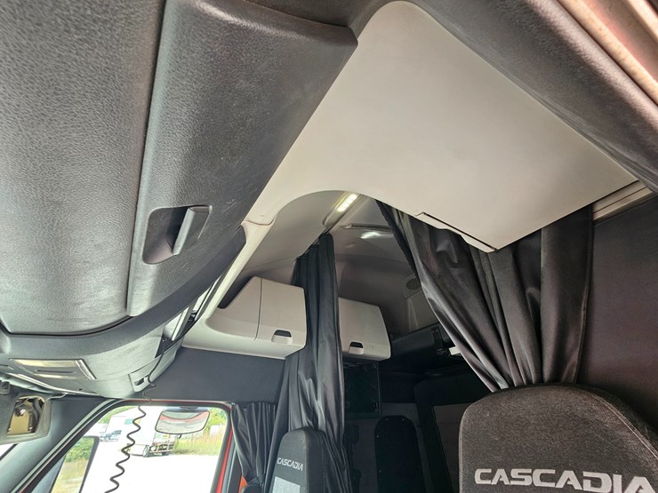 2019-freightliner-cascadia-126-image-54