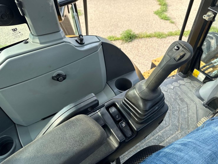 2019-caterpillar-440-image-20